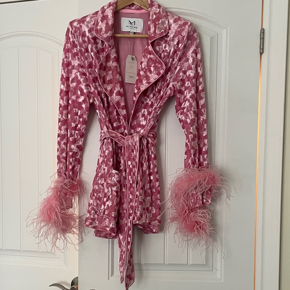 Elegant Pink Feather Cuff Robe - Picture 4 of 7